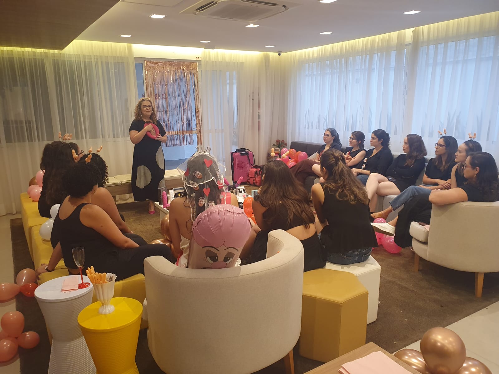 Sabrina Munno conduzindo uma dinamica em um Cha de Lingerie