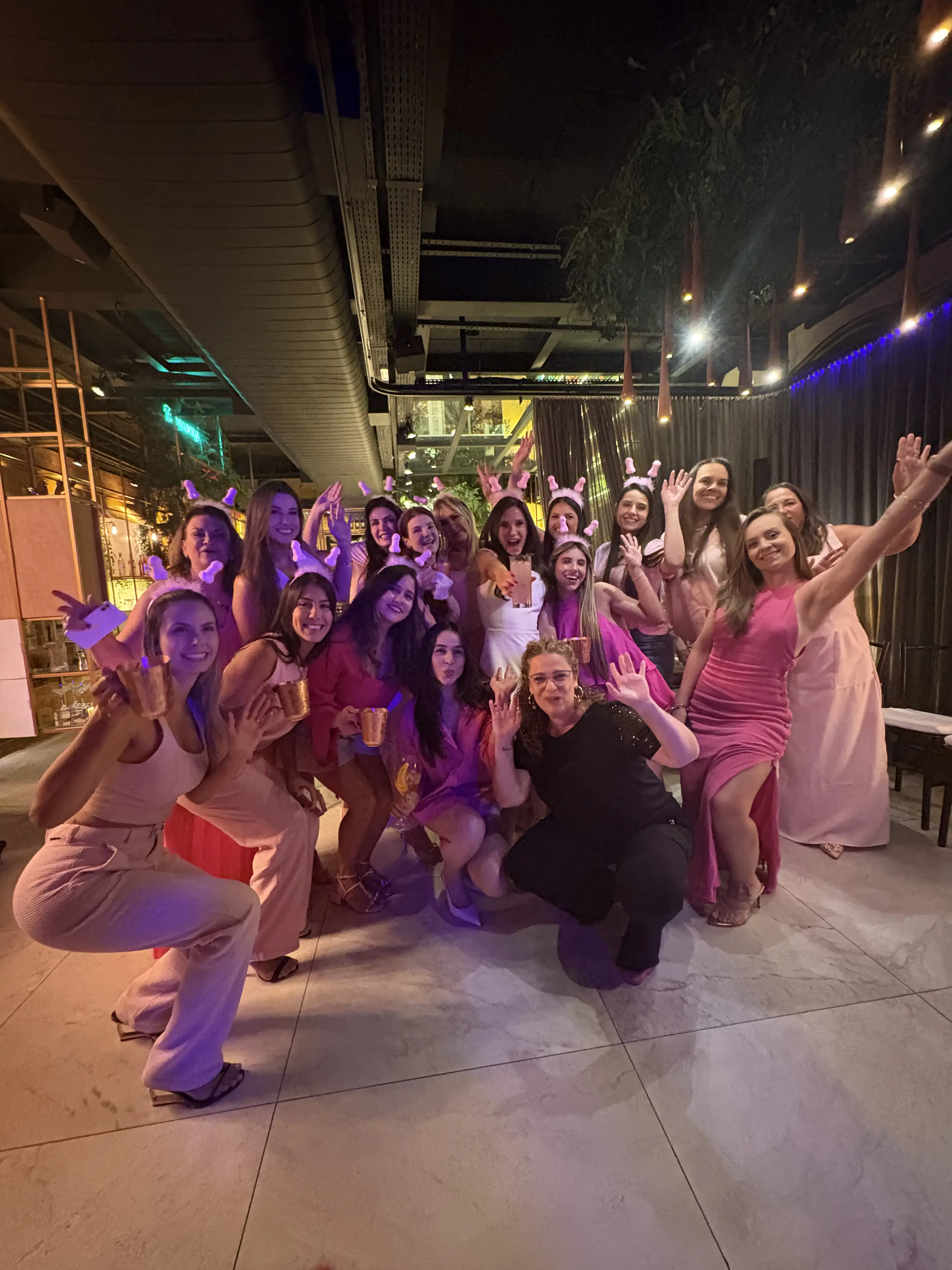 Amigas celebrando juntas em uma Despedida de Solteira da Santa Sensualidade